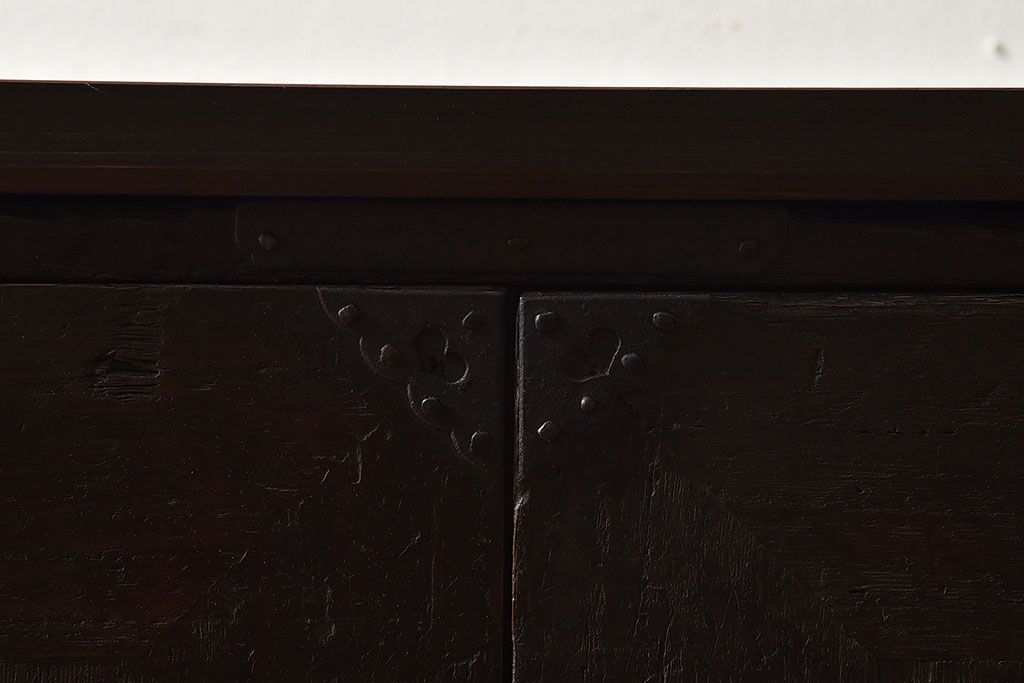 アンティーク家具　【和製アンティーク　鉄脚付き　松の金具が珍しい和モダンなローチェスト(衣装箪笥、テレビボード、引き出し)