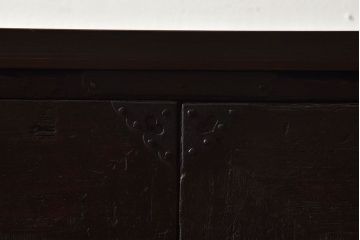 アンティーク家具　【和製アンティーク　鉄脚付き　松の金具が珍しい和モダンなローチェスト(衣装箪笥、テレビボード、引き出し)