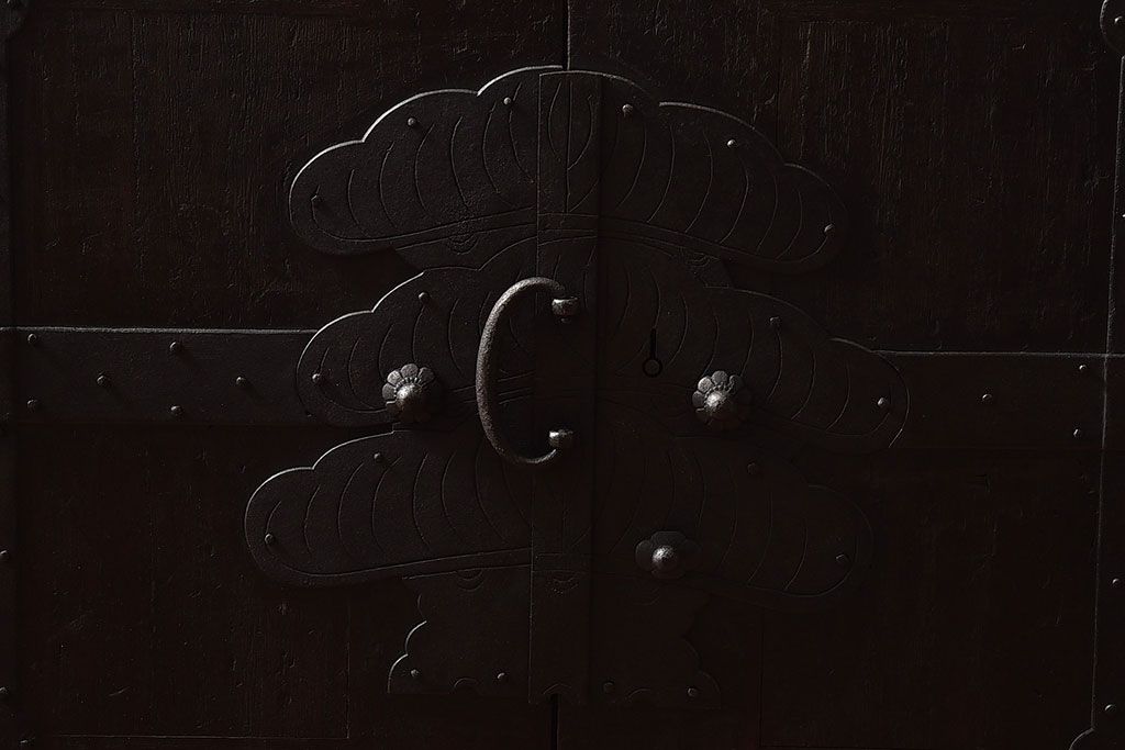 アンティーク家具　【和製アンティーク　鉄脚付き　松の金具が珍しい和モダンなローチェスト(衣装箪笥、テレビボード、引き出し)