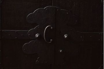 アンティーク家具　【和製アンティーク　鉄脚付き　松の金具が珍しい和モダンなローチェスト(衣装箪笥、テレビボード、引き出し)