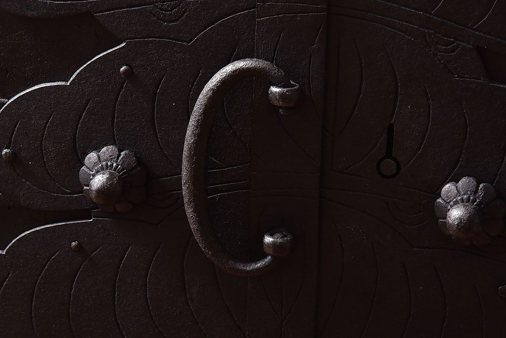 アンティーク家具　【和製アンティーク　鉄脚付き　松の金具が珍しい和モダンなローチェスト(衣装箪笥、テレビボード、引き出し)