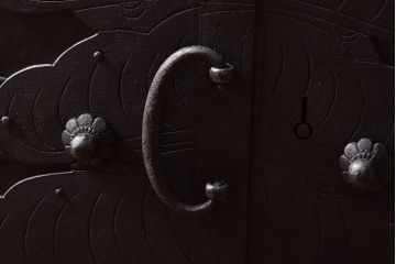 アンティーク家具　【和製アンティーク　鉄脚付き　松の金具が珍しい和モダンなローチェスト(衣装箪笥、テレビボード、引き出し)