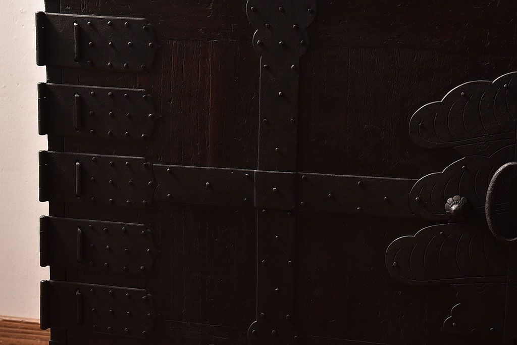 アンティーク家具　【和製アンティーク　鉄脚付き　松の金具が珍しい和モダンなローチェスト(衣装箪笥、テレビボード、引き出し)