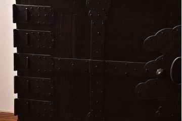 アンティーク家具　【和製アンティーク　鉄脚付き　松の金具が珍しい和モダンなローチェスト(衣装箪笥、テレビボード、引き出し)