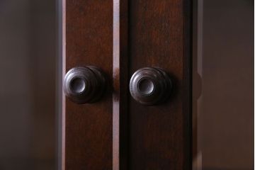 中古　美品　北海道民芸家具　落ち着いた色味のブックケース(本箱、収納棚、戸棚)(定価41万円)(1)