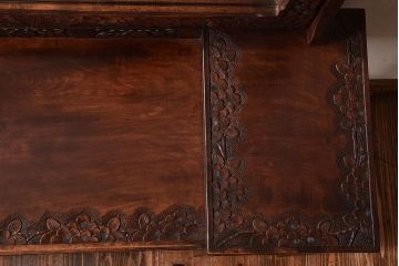 中古　伝統工芸　軽井沢彫り　桜が華やかな印象を与える椅子付きドレッサー(鏡台、スツール)