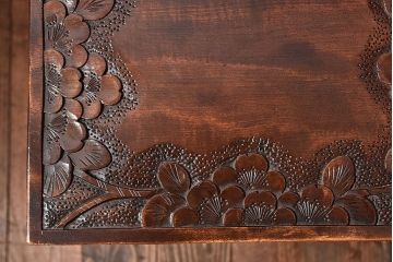 中古　伝統工芸　軽井沢彫り　桜が華やかな印象を与える椅子付きドレッサー(鏡台、スツール)