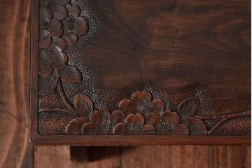 中古　伝統工芸　軽井沢彫り　桜が華やかな印象を与える椅子付きドレッサー(鏡台、スツール)