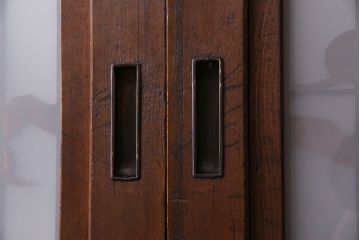 和製アンティーク　腰板ケヤキ材　帯の意匠が目を引く上質なガラス帯戸(板戸、引き戸、建具)