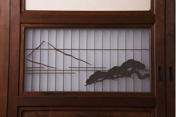 和製アンティーク　腰板ケヤキ材　帯の意匠が目を引く上質なガラス帯戸(板戸、引き戸、建具)