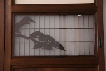 和製アンティーク　腰板ケヤキ材　帯の意匠が目を引く上質なガラス帯戸(板戸、引き戸、建具)