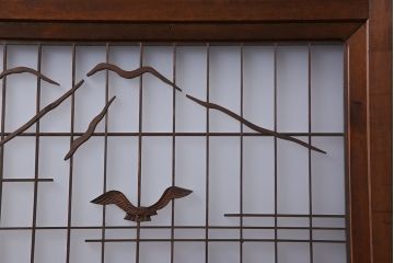 和製アンティーク　腰板ケヤキ材　帯の意匠が目を引く上質なガラス帯戸(板戸、引き戸、建具)