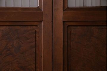 和製アンティーク　腰板ケヤキ材　帯の意匠が目を引く上質なガラス帯戸(板戸、引き戸、建具)
