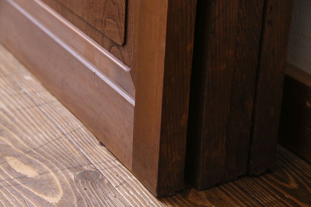 和製アンティーク　腰板ケヤキ材　帯の意匠が目を引く上質なガラス帯戸(板戸、引き戸、建具)