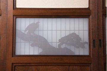 和製アンティーク　腰板ケヤキ材　帯の意匠が目を引く上質なガラス帯戸(板戸、引き戸、建具)