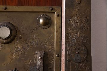 和製アンティーク　山形県酒田産　庄内　漆塗りが美しい、真鍮金具付きの蔵戸(引き戸、建具、玄関戸)