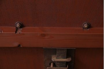 和製アンティーク　山形県酒田産　庄内　漆塗りが美しい、真鍮金具付きの蔵戸(引き戸、建具、玄関戸)