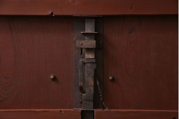 和製アンティーク　山形県酒田産　庄内　漆塗りが美しい、真鍮金具付きの蔵戸(引き戸、建具、玄関戸)