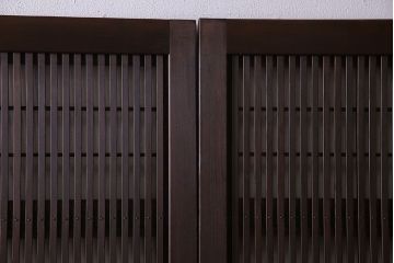 和製アンティーク　裏障子付き　モダンな雰囲気漂うガラス帯格子戸(引き戸、建具)2枚セット
