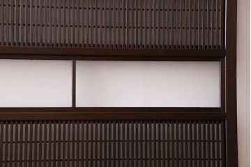 和製アンティーク　裏障子付き　モダンな雰囲気漂うガラス帯格子戸(引き戸、建具)2枚セット