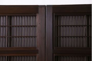 和製アンティーク　裏障子付き　モダンな雰囲気漂うガラス帯格子戸(引き戸、建具)2枚セット