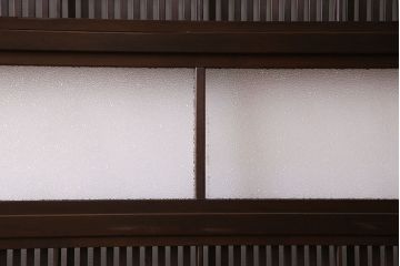 和製アンティーク　裏障子付き　モダンな雰囲気漂うガラス帯格子戸(引き戸、建具)2枚セット