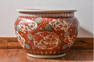 アンティーク雑貨　明治期　色絵　力強い色が存在感を放つ赤絵水鉢(窓絵火鉢、鉢カバー)