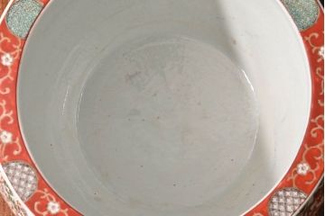 アンティーク雑貨　明治期　色絵　力強い色が存在感を放つ赤絵水鉢(窓絵火鉢、鉢カバー)