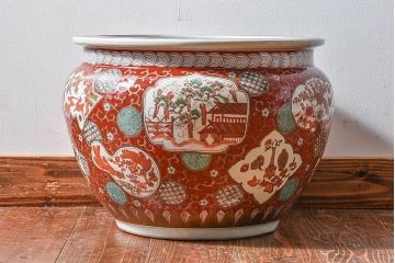 アンティーク雑貨　明治期　色絵　力強い色が存在感を放つ赤絵水鉢(窓絵火鉢、鉢カバー)