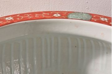 アンティーク雑貨　明治期　色絵　力強い色が存在感を放つ赤絵水鉢(窓絵火鉢、鉢カバー)
