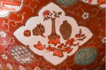 アンティーク雑貨　明治期　色絵　力強い色が存在感を放つ赤絵水鉢(窓絵火鉢、鉢カバー)