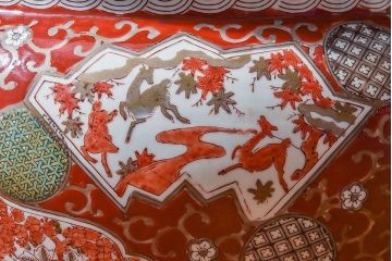 アンティーク雑貨　明治期　色絵　力強い色が存在感を放つ赤絵水鉢(窓絵火鉢、鉢カバー)
