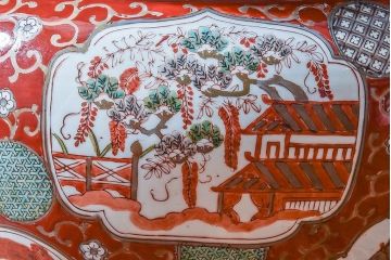 アンティーク雑貨　明治期　色絵　力強い色が存在感を放つ赤絵水鉢(窓絵火鉢、鉢カバー)