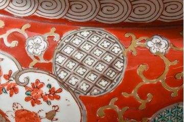 アンティーク雑貨　明治期　色絵　力強い色が存在感を放つ赤絵水鉢(窓絵火鉢、鉢カバー)