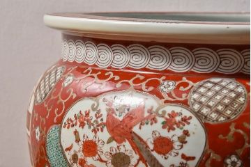 アンティーク雑貨　明治期　色絵　力強い色が存在感を放つ赤絵水鉢(窓絵火鉢、鉢カバー)