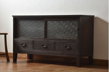 レトロ家具　和製アンティーク　前面ケヤキ材　レトロな雰囲気漂う脚付きローボード(キャビネット、収納棚、テレビボード)