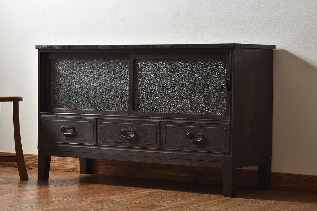 レトロ家具　和製アンティーク　前面ケヤキ材　レトロな雰囲気漂う脚付きローボード(キャビネット、収納棚、テレビボード)