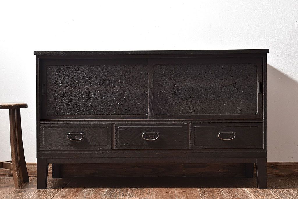 レトロ家具　和製アンティーク　前面ケヤキ材　レトロな雰囲気漂う脚付きローボード(キャビネット、収納棚、テレビボード)