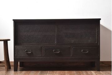 レトロ家具　和製アンティーク　前面ケヤキ材　レトロな雰囲気漂う脚付きローボード(キャビネット、収納棚、テレビボード)