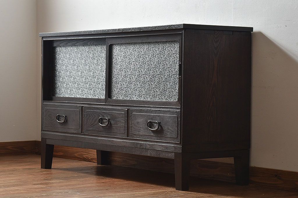 レトロ家具　和製アンティーク　前面ケヤキ材　レトロな雰囲気漂う脚付きローボード(キャビネット、収納棚、テレビボード)