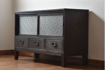 レトロ家具　和製アンティーク　前面ケヤキ材　レトロな雰囲気漂う脚付きローボード(キャビネット、収納棚、テレビボード)