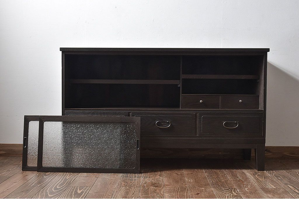 レトロ家具　和製アンティーク　前面ケヤキ材　レトロな雰囲気漂う脚付きローボード(キャビネット、収納棚、テレビボード)