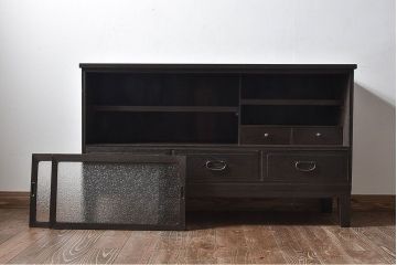 レトロ家具　和製アンティーク　前面ケヤキ材　レトロな雰囲気漂う脚付きローボード(キャビネット、収納棚、テレビボード)