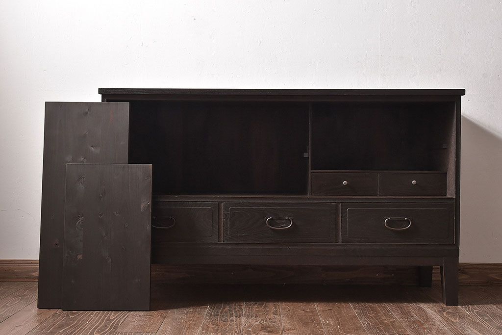 レトロ家具　和製アンティーク　前面ケヤキ材　レトロな雰囲気漂う脚付きローボード(キャビネット、収納棚、テレビボード)