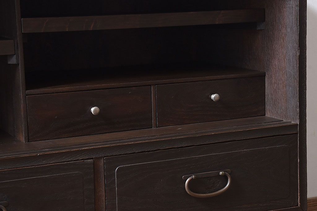 レトロ家具　和製アンティーク　前面ケヤキ材　レトロな雰囲気漂う脚付きローボード(キャビネット、収納棚、テレビボード)