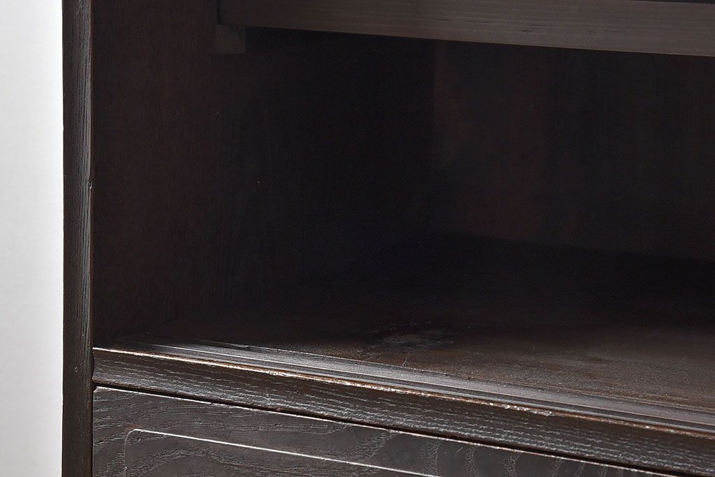 レトロ家具　和製アンティーク　前面ケヤキ材　レトロな雰囲気漂う脚付きローボード(キャビネット、収納棚、テレビボード)