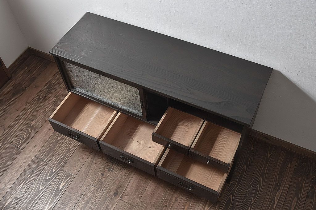 レトロ家具　和製アンティーク　前面ケヤキ材　レトロな雰囲気漂う脚付きローボード(キャビネット、収納棚、テレビボード)
