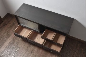 レトロ家具　和製アンティーク　前面ケヤキ材　レトロな雰囲気漂う脚付きローボード(キャビネット、収納棚、テレビボード)