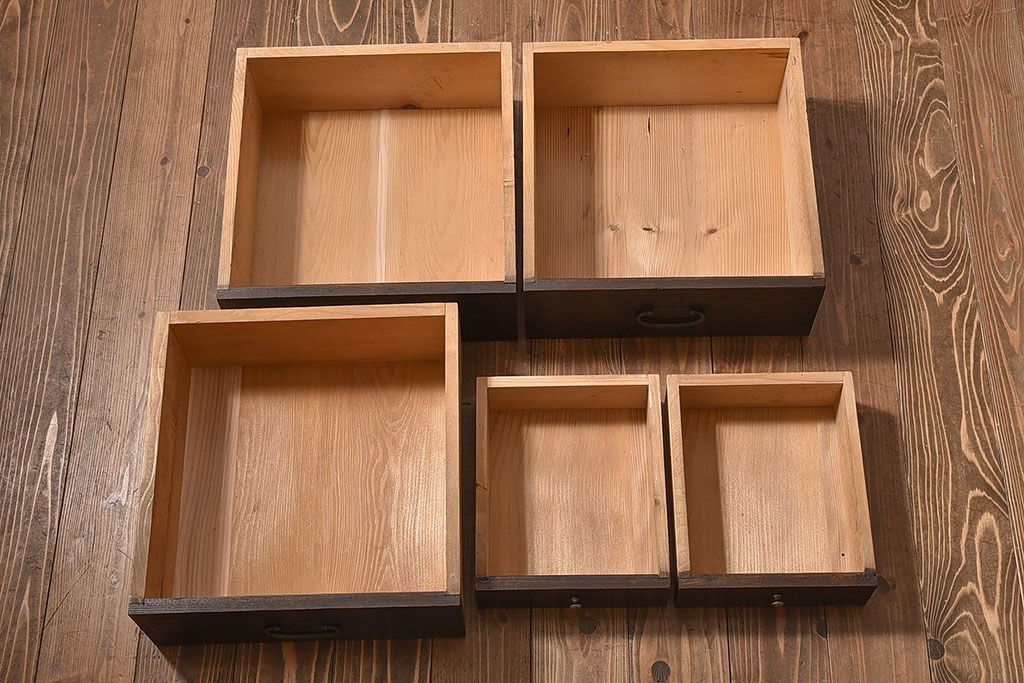 レトロ家具　和製アンティーク　前面ケヤキ材　レトロな雰囲気漂う脚付きローボード(キャビネット、収納棚、テレビボード)