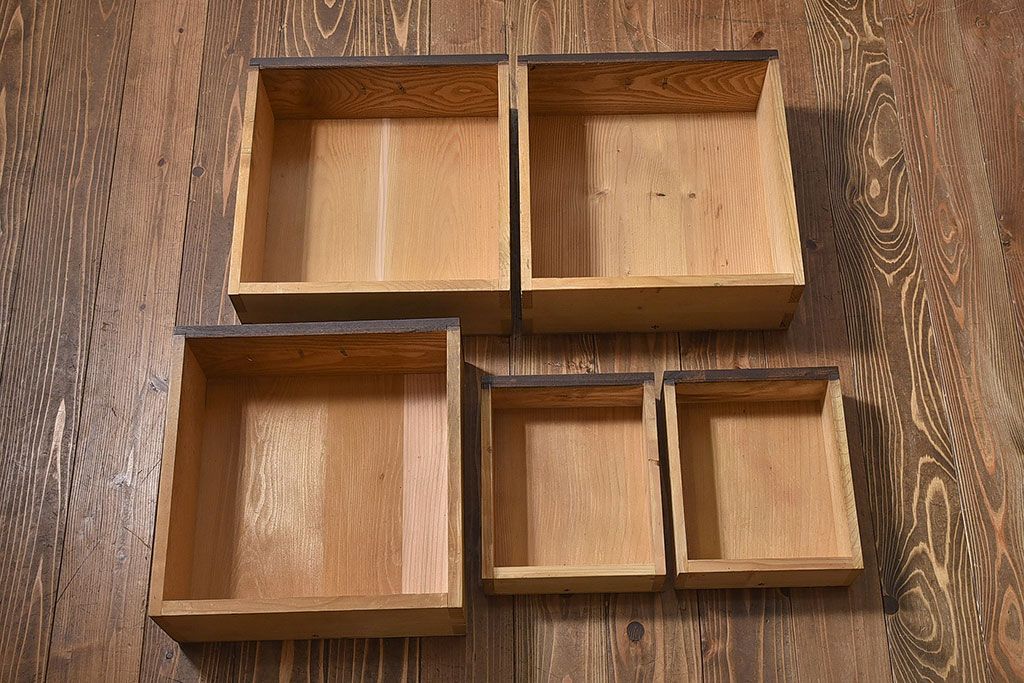 レトロ家具　和製アンティーク　前面ケヤキ材　レトロな雰囲気漂う脚付きローボード(キャビネット、収納棚、テレビボード)